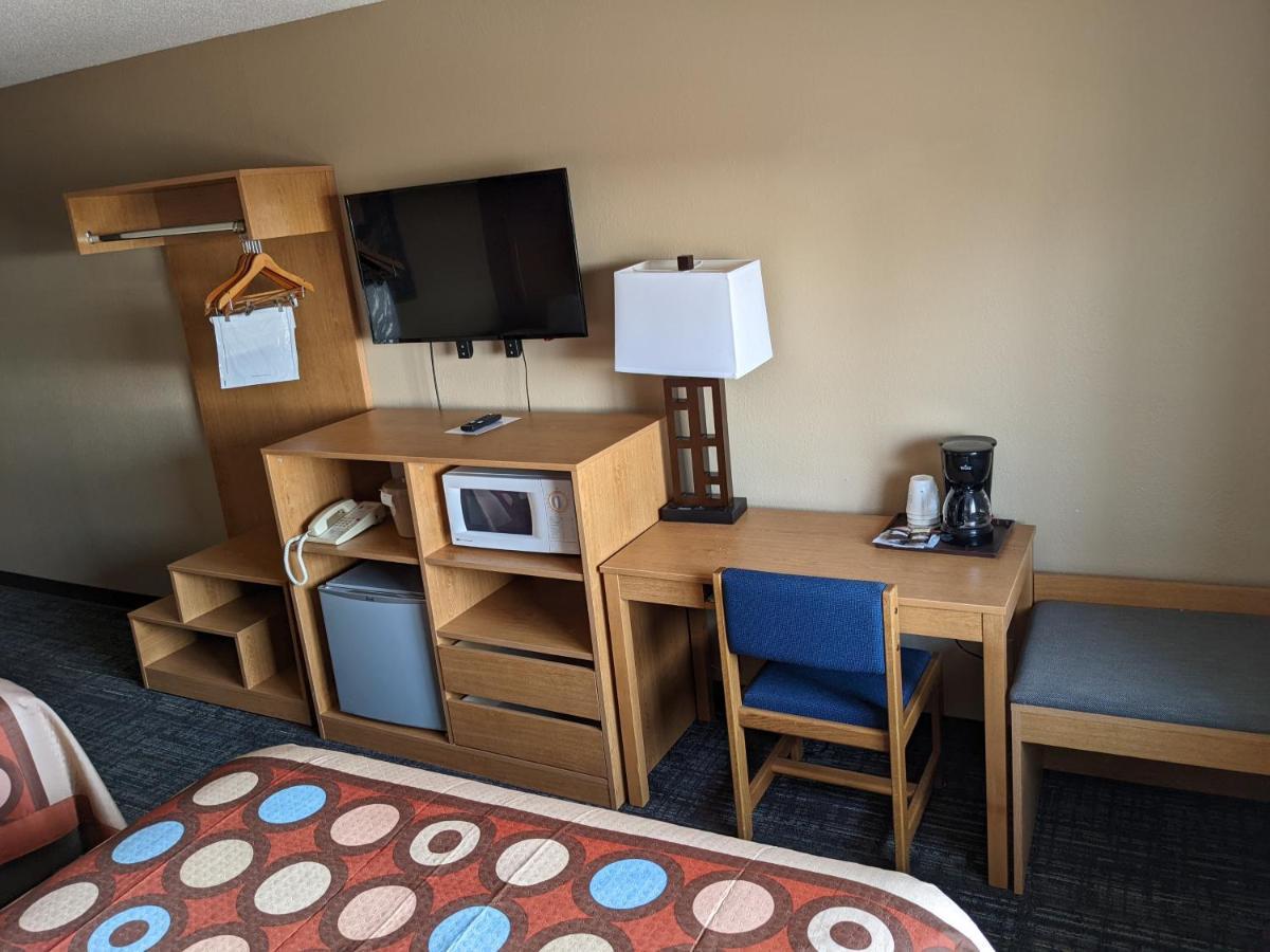 Super 8 By Wyndham Baxter/Brainerd Area Hotel Buitenkant foto
